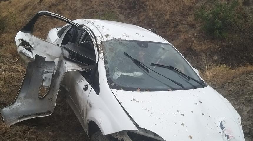 Erzincan'da otomobil şarampole devrildi, 1 kişi öldü, 3 kişi yaralandı