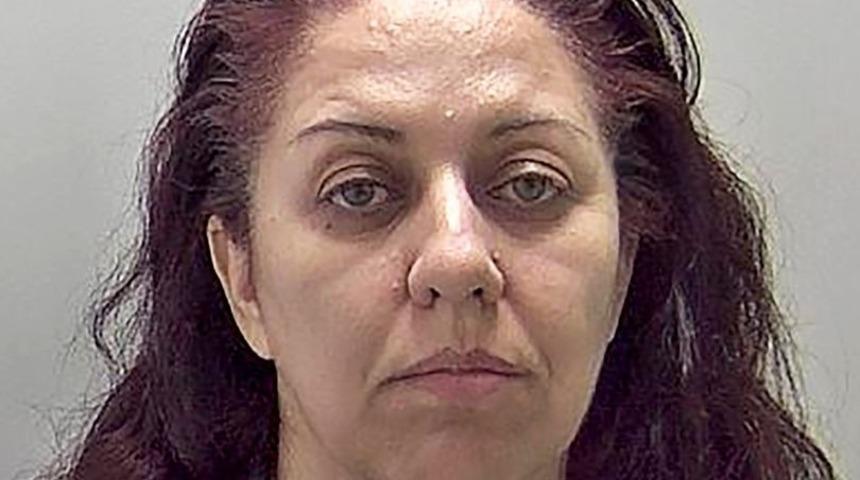 Kocasının sevgilisi olduğunu düşündüğü kıza öyle bir şey yaptı ki!