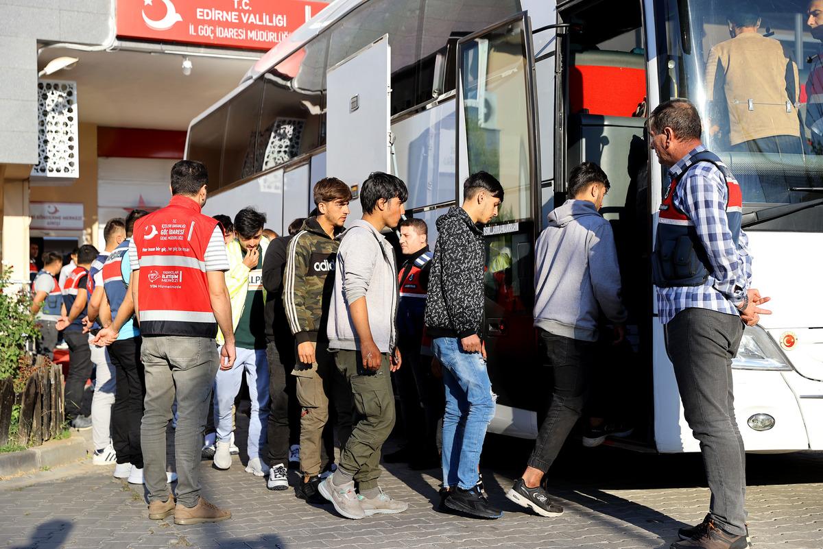 Edirne'de 139 d&uuml;zensiz g&ouml;&ccedil;men sınır dışı edildi