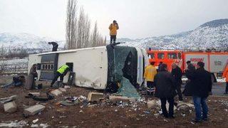Sivas'ta yolcu otobüsü devrildi: Ölü ve yaralılar var