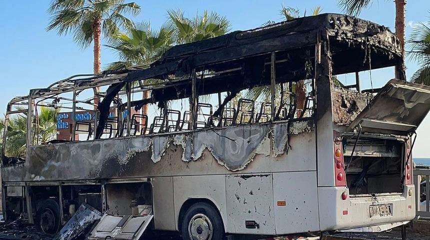 Alanya'da seyir halindeki servis midibüsü yandı