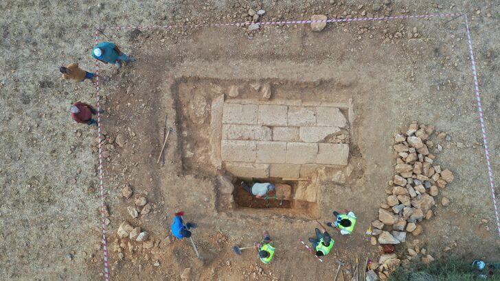 Muğla'da çiftçinin traktörüyle sürdüğü tarlada oda mezar bulundu G4