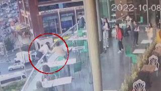 AVM'deki herkes ne yapacağını şaşırdı! Düşmesin diye tutmaya çalıştıkları kızın kıyafeti çıktı