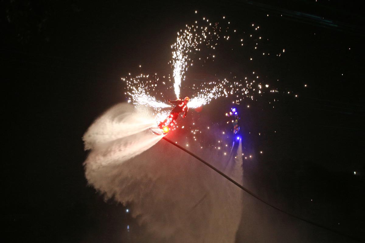 6. Uluslararası Adana Lezzet Festivali'nde lazer ve havai fişek g&ouml;sterisi yapıldı