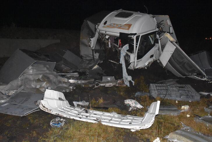 Kars'ta traktör ile tırın çarpıştığı kazada 1 kişi öldü, 1 kişi yaralandı G3