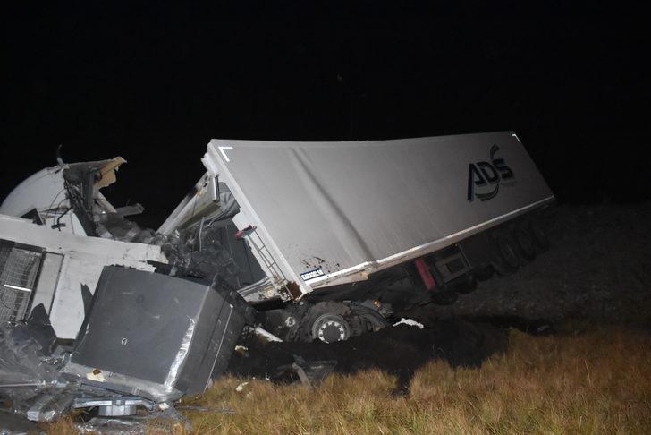 Kars'ta traktör ile tırın çarpıştığı kazada 1 kişi öldü, 1 kişi yaralandı G4