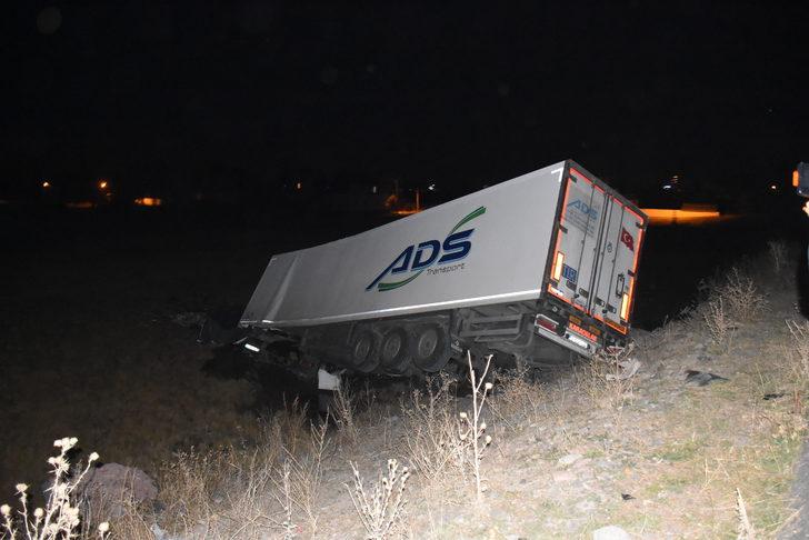 Kars'ta traktör ile tırın çarpıştığı kazada 1 kişi öldü, 1 kişi yaralandı G5