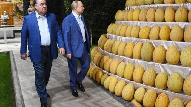 Putin'in doğum günü hediyeleri olay oldu! 20 bin askerli kutlama, bir kamyon kavun ve traktör…