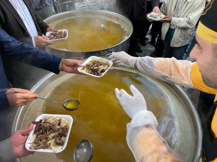 Şanlıurfa'da şafak vakti 10 bin kişiye tirit ikramı G1