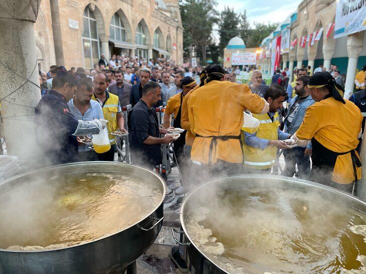 Şanlıurfa'da şafak vakti 10 bin kişiye tirit ikramı G3