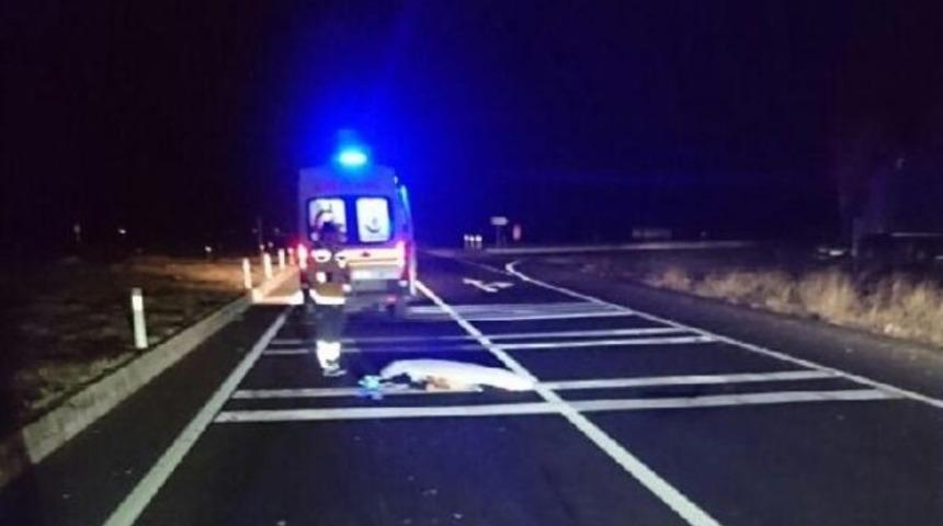 Kazada yaralandı, ambulans beklerken otomobil &ccedil;arpıp &ouml;ld&uuml;