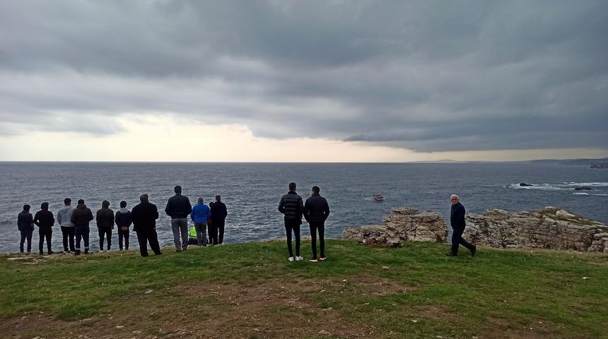 Kocaeli'de alabora olan teknedeki 2 kişiden 1'i kurtarıldı, diğeri aranıyor