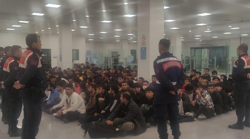 Sınır dışı edilecek 227 Afganistan uyruklu Kırklareli'nden gönderildi