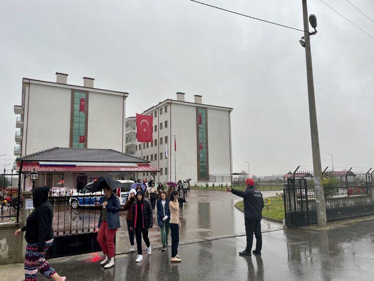 Düzce'de çevreye yayılan doğal gaz kokusu nedeniyle yurttaki öğrenciler tahliye edildi G2