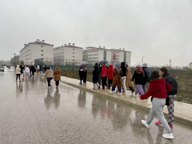 Düzce'de çevreye yayılan doğal gaz kokusu nedeniyle yurttaki öğrenciler tahliye edildi G4