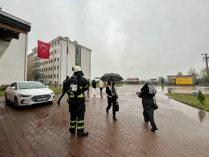 Düzce'de çevreye yayılan doğal gaz kokusu nedeniyle yurttaki öğrenciler tahliye edildi G5