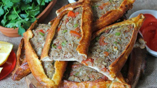 Pideciden alınmış gibi oluyor: Evde kıymalı pide tarifi! Kıymalı pide nasıl yapılır?