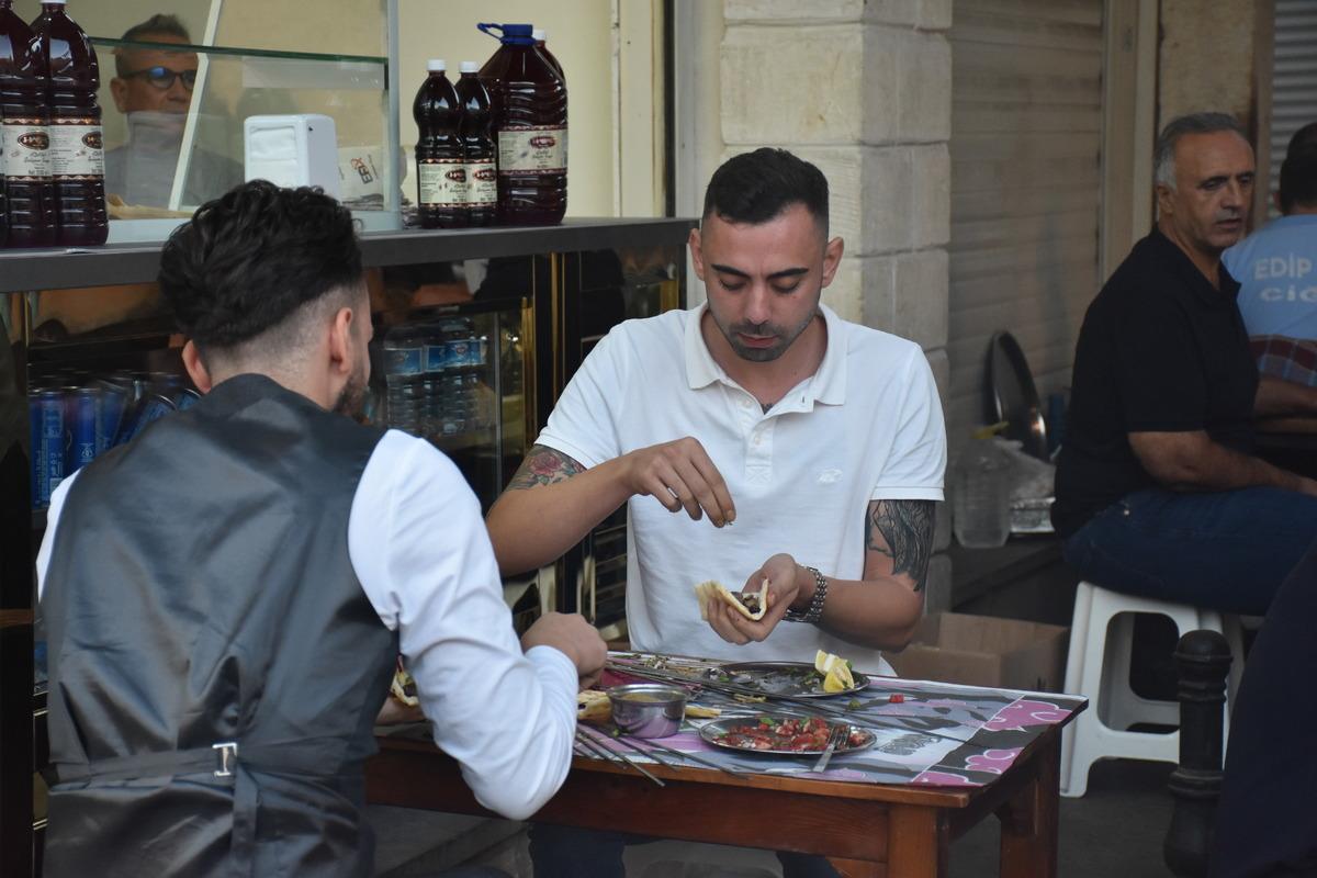 Adana'da Lezzet Festivali'ne katılanlar kahvaltıyı ciğer kebabıyla yaptı