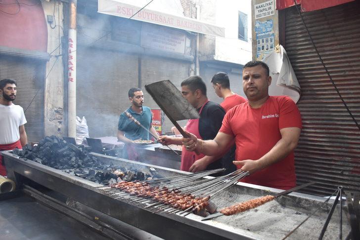 Adana'da Lezzet Festivali'ne katılanlar kahvaltıyı ciğer kebabıyla yaptı G3