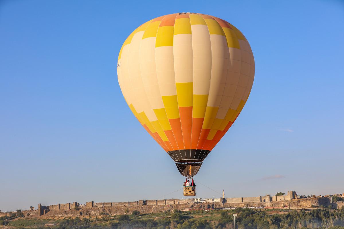 Kadim kent Diyarbakır'da g&uuml;n&uuml;n ilk ışıklarıyla balon keyfi