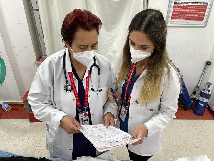 Kızıyla aynı hastanede çalışan 33 yıllık doktordan genç meslektaşlarına öneriler G3