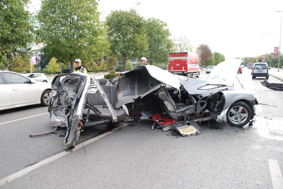 Kartal'da ağaca &ccedil;arpıp ikiye ayrılan otomobilin s&uuml;r&uuml;c&uuml;s&uuml; yaralandı