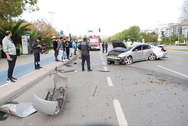 Kartal'da ağaca çarpıp ikiye ayrılan otomobilin sürücüsü yaralandı G2