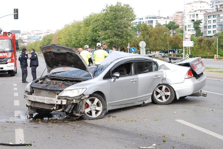 Kartal'da ağaca çarpıp ikiye ayrılan otomobilin sürücüsü yaralandı G3