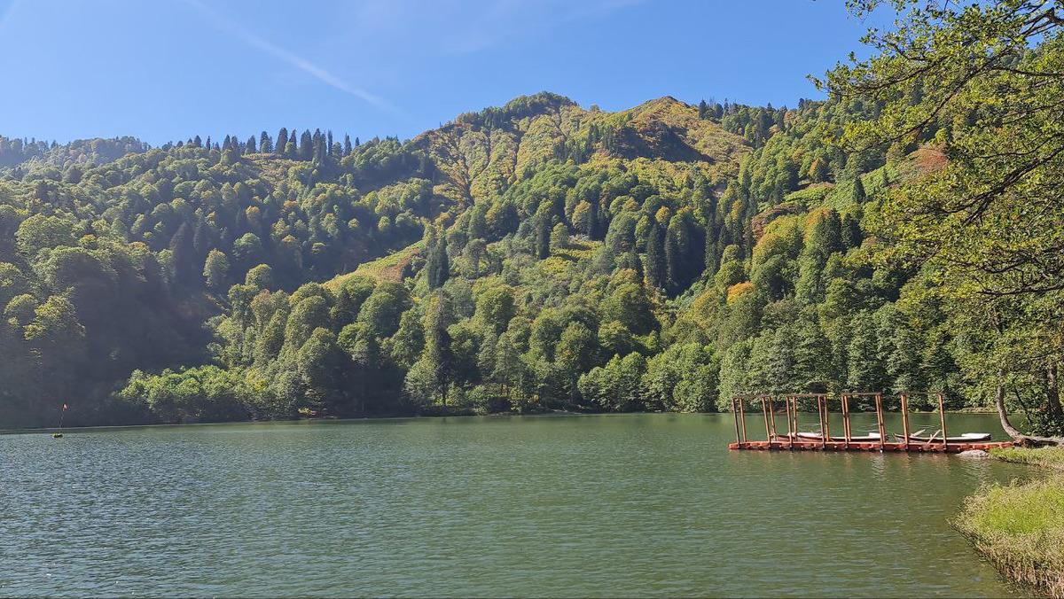 Artvin Macahel sonbahar renklerine b&uuml;r&uuml;nmeye başladı