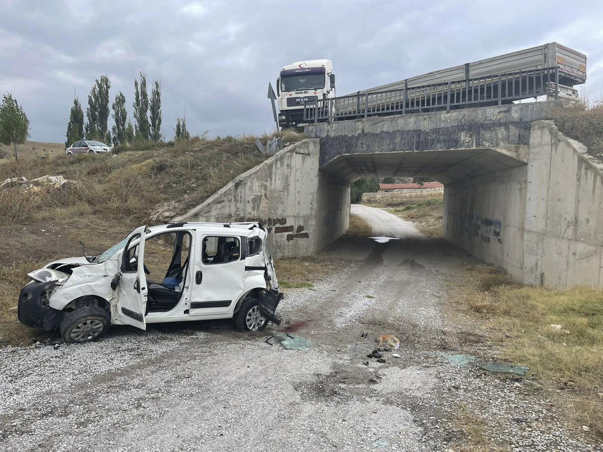 Afyonkarahisar'da tırın arkadan &ccedil;arptığı ticari ara&ccedil;taki 1 kişi &ouml;ld&uuml;, 1 kişi yaralandı