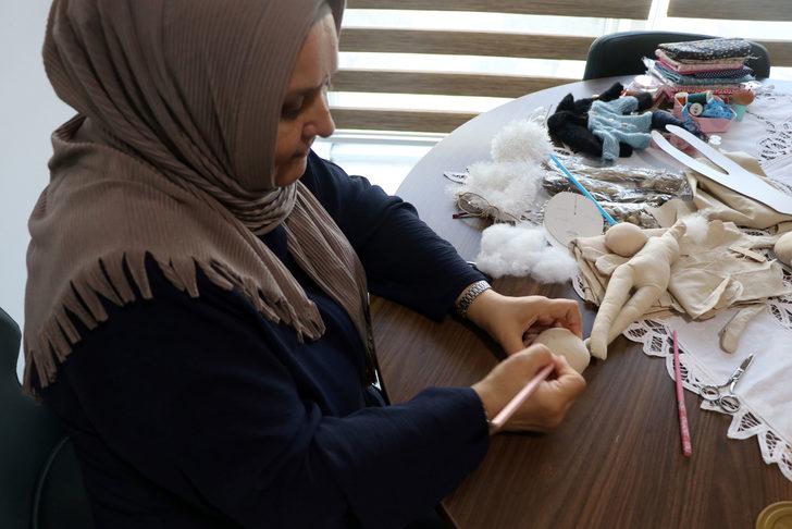 Edirne'de atık kumaş ve malzemelerden el emeği oyuncak bebekler tasarlıyor G5