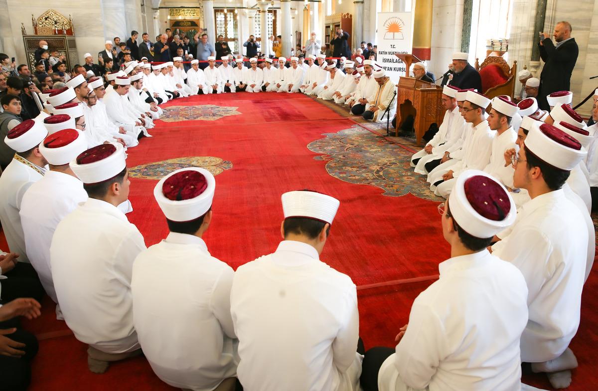 Fatih Camii'nde 82 hafız i&ccedil;in icazet merasimi yapıldı
