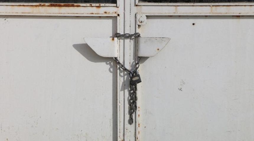 Şemdinli Belediyesinin kapısına zincir vuruldu