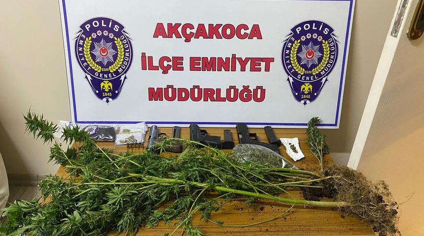 Düzce'de aranan zanlıların adresinde uyuşturucu ve silah ele geçirildi