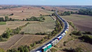 Kuyruk 38 kilometreye ulaştı! 'İnsanlıktan çıktık, tuvaletimizi bile yapamıyoruz'