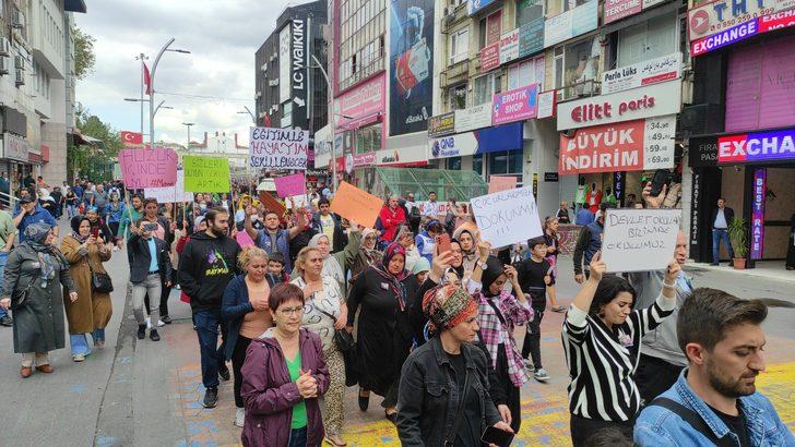 Otizmli bireylerin aileleri İstanbul'da bakımevinde ölen gençle ilgili basın açıklaması yaptı G2