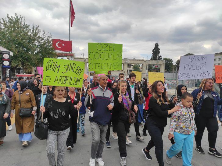 Otizmli bireylerin aileleri İstanbul'da bakımevinde ölen gençle ilgili basın açıklaması yaptı G3