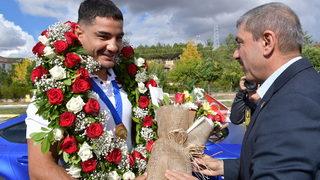 Dünya şampiyonu milli güreşçi Taha Akgül, memleketi Sivas'ta çiçeklerle karşılandı: