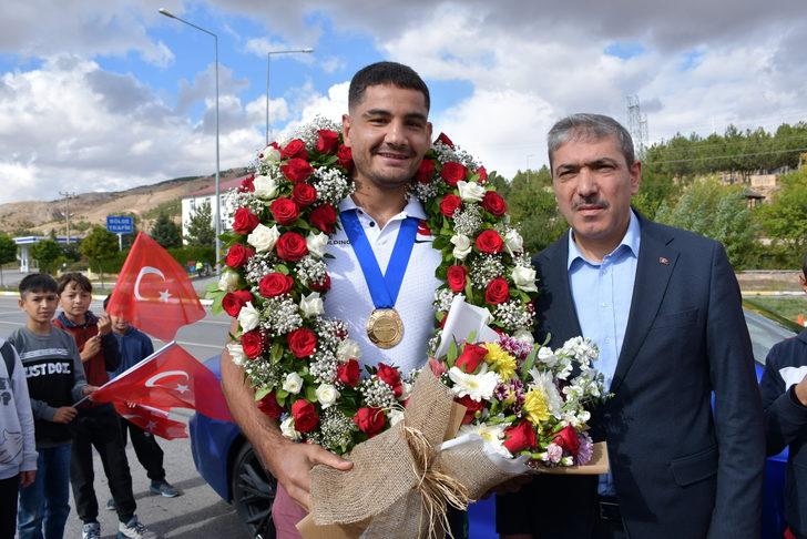 Dünya şampiyonu milli güreşçi Taha Akgül, memleketi Sivas'ta çiçeklerle karşılandı: G2