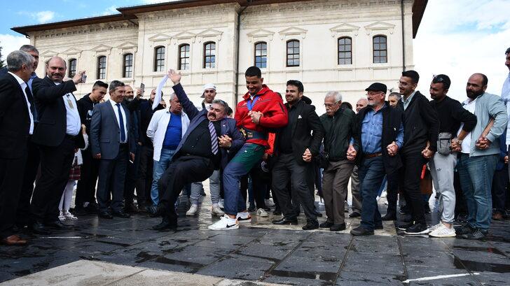 Dünya şampiyonu milli güreşçi Taha Akgül, memleketi Sivas'ta çiçeklerle karşılandı: G3
