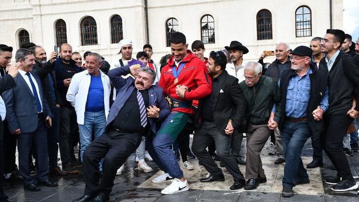 Dünya şampiyonu milli güreşçi Taha Akgül, memleketi Sivas'ta çiçeklerle karşılandı: G4