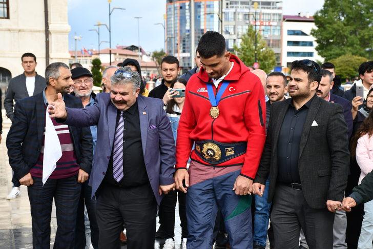 Dünya şampiyonu milli güreşçi Taha Akgül, memleketi Sivas'ta çiçeklerle karşılandı: G5