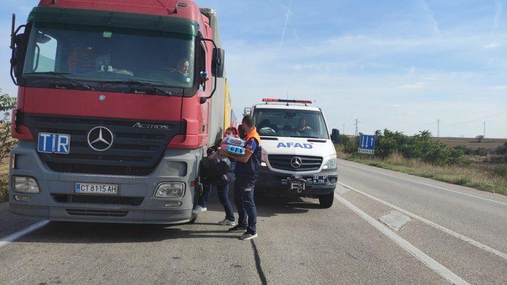 Hamzabeyli Sınır Kapısı'nda bekleyen tır şoförlerine AFAD kumanya dağıttı G1