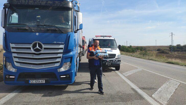 Hamzabeyli Sınır Kapısı'nda bekleyen tır şoförlerine AFAD kumanya dağıttı G2