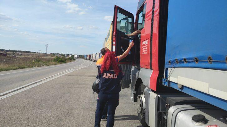 Hamzabeyli Sınır Kapısı'nda bekleyen tır şoförlerine AFAD kumanya dağıttı G3