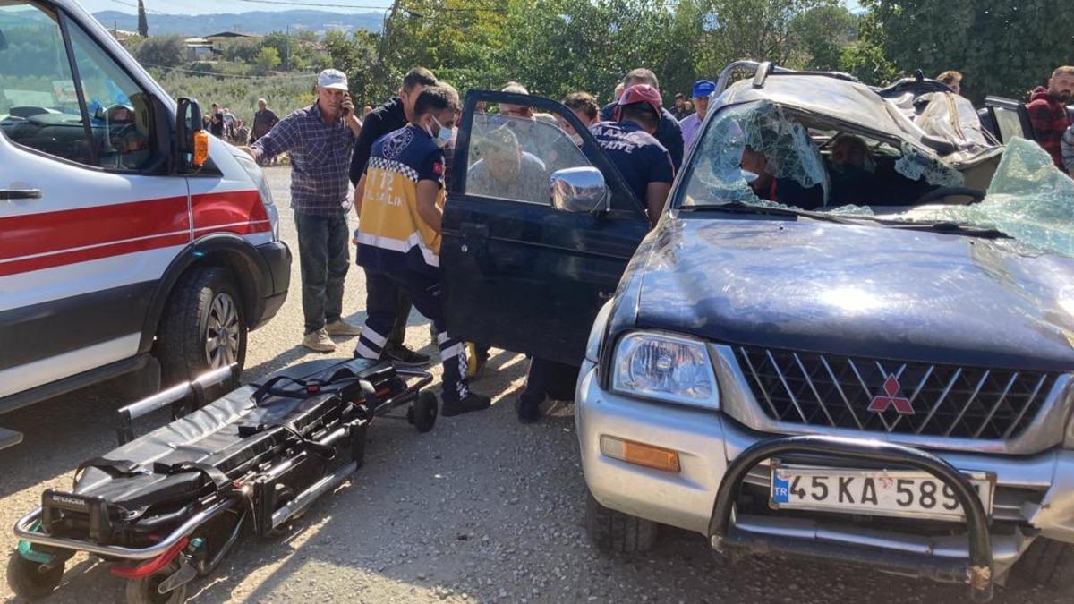 Manisa'da tarım iş&ccedil;ilerini taşıyan minib&uuml;s pikapla &ccedil;arpıştı, 4 kişi yaralandı