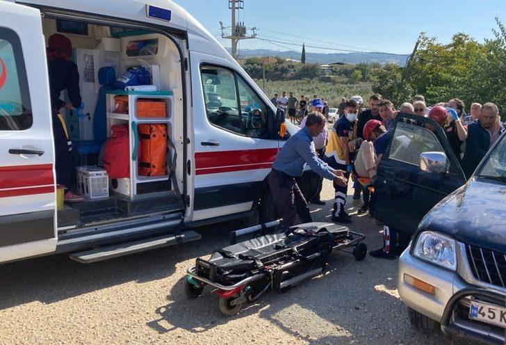 Manisa'da tarım işçilerini taşıyan minibüs pikapla çarpıştı, 4 kişi yaralandı G2