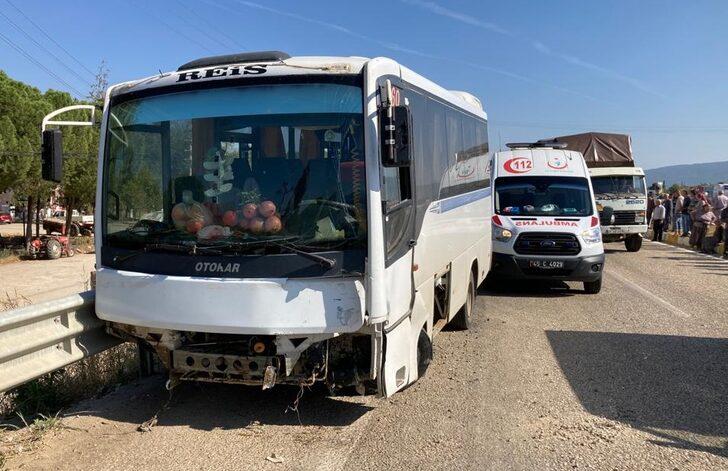 Manisa'da tarım işçilerini taşıyan minibüs pikapla çarpıştı, 4 kişi yaralandı G3