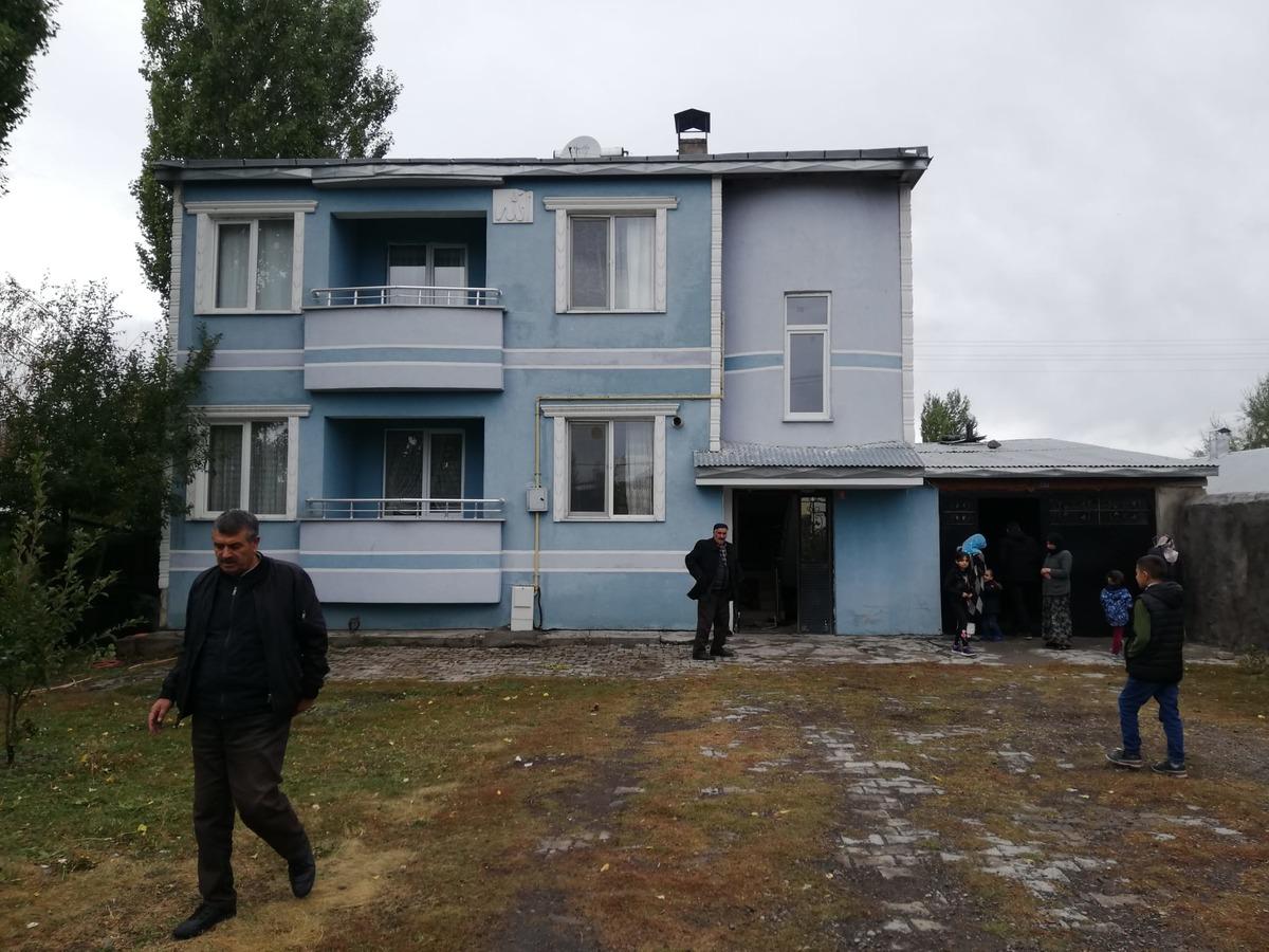 Kars'ta yıldırımın isabet ettiği 4 evde hasar oluştu