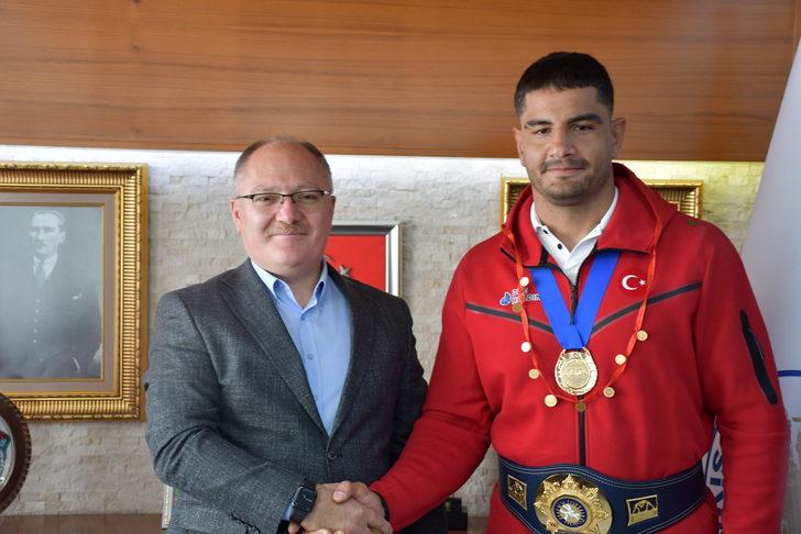 Dünya şampiyonu Taha Akgül, Sivas Valiliği ve Belediyesini ziyaret etti G1